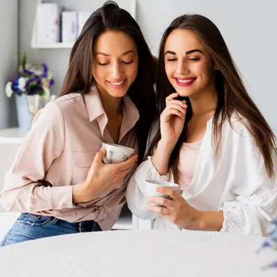 Amigas partilhando produtos Luci Luci